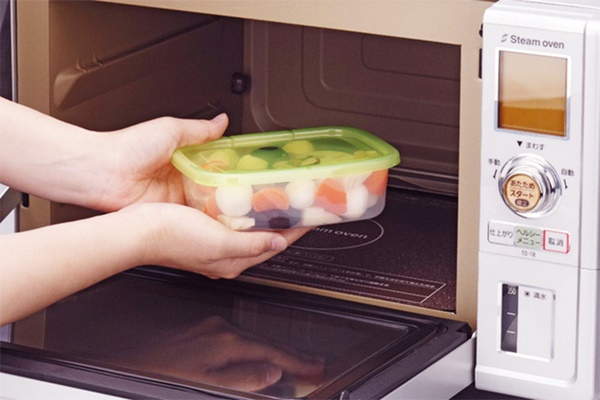 Đừng hâm nóng bằng lò vi sóng nếu bạn đang sử dụng các vật dụng này để chứa đựng thức ăn-1