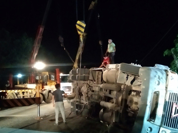 Hiện trường kinh hoàng vụ xe limousine bị container đè bẹp khiến giám đốc, thư ký và tài xế tử vong ở Quảng Ninh-9