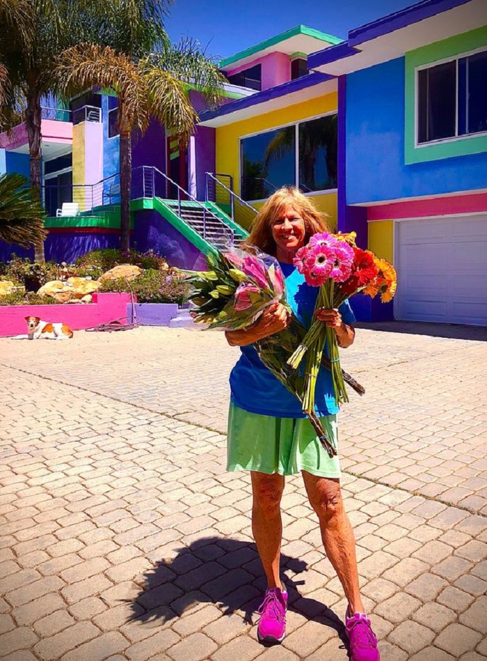 Bỏ ra 120 triệu đồng để hô biến ngôi nhà màu be nhàm chán thành thiên đường cầu vồng rực rỡ, chủ nhà thì vui mừng hớn hở nhưng hàng xóm hai bên ghét ra mặt-2