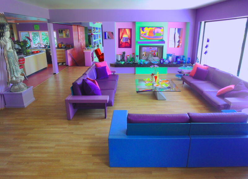 Bỏ ra 120 triệu đồng để hô biến ngôi nhà màu be nhàm chán thành thiên đường cầu vồng rực rỡ, chủ nhà thì vui mừng hớn hở nhưng hàng xóm hai bên ghét ra mặt-4