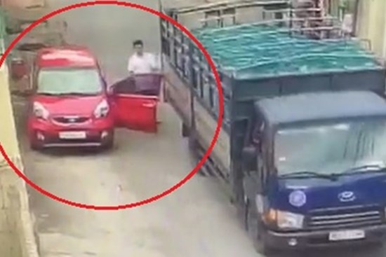 Tài xế mở cửa ôtô thiếu quan sát bị xe tải va gãy