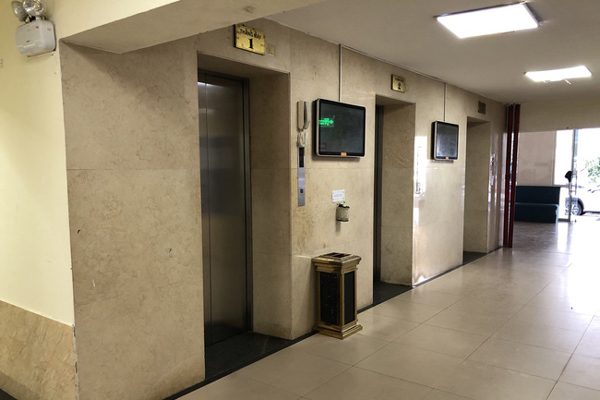 Bé trai 6 tuổi bị người đàn ông lớn tuổi dùng chân đá vào bộ phận nhạy cảm, giơ lên trước mặt trong thang máy chung cư-1