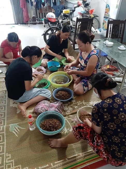 Tôm bay giá 250.000 đồng/kg được săn lùng, dân buôn bán cả tạ mỗi ngày-4