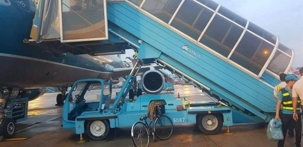 Công an tiếp nhận xác định nguyên nhân nữ hành khách ngã xe thang máy bay ở Tân Sơn Nhất-1