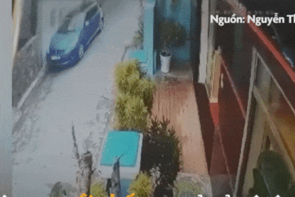 Người ngồi ghế sau mở cửa ôtô gây tai nạn cho người lái xe môtô