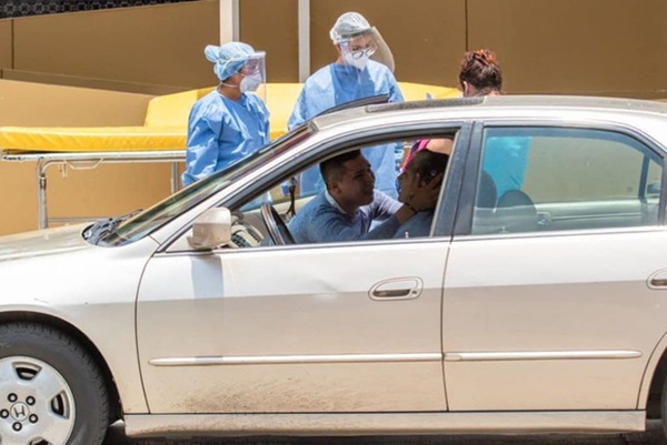 Khoảnh khắc đau lòng khi cháu trai mắt đẫm lệ, cố gắng hô hấp nhân tạo để cứu sống bà dù biết có thể bị nhiễm Covid-19-1