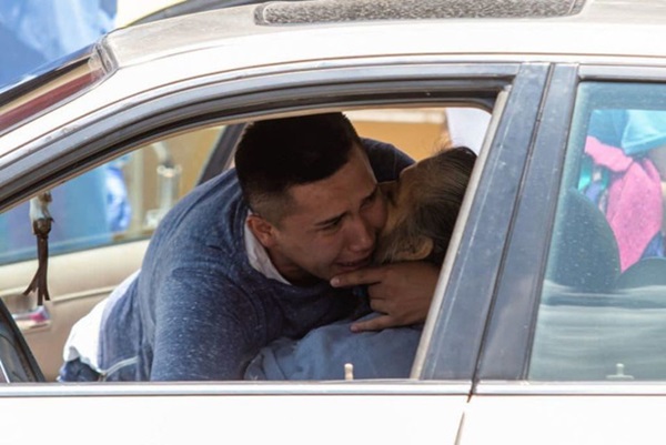 Khoảnh khắc đau lòng khi cháu trai mắt đẫm lệ, cố gắng hô hấp nhân tạo để cứu sống bà dù biết có thể bị nhiễm Covid-19-3