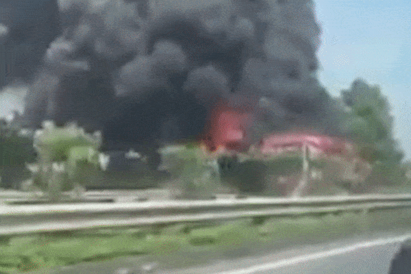 Lửa bao trùm xe giường nằm trên cao tốc