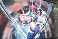 Bé trai 6 tuổi bị người đàn ông lớn tuổi dùng chân đá vào bộ phận nhạy cảm, giơ lên trước mặt trong thang máy chung cư