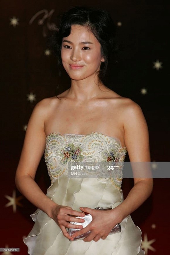 Song Hye Kyo bị đào mộ khoảnh khắc xấu tệ nhất trong sự nghiệp thảm đỏ-5