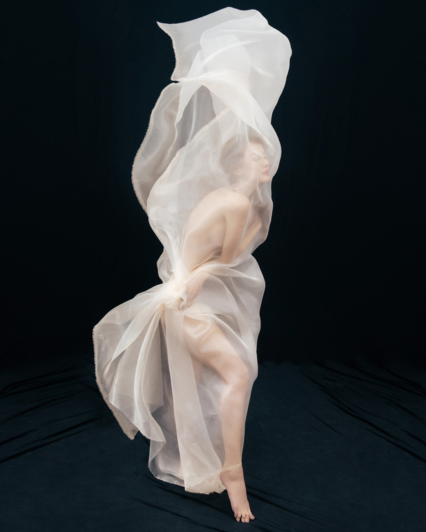 Minh Hằng tung bộ ảnh bán nude táo bạo để đón tuổi 33: Thần thái lạnh tanh nhưng body thì lại nóng hừng hực-6