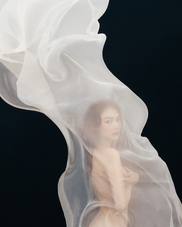 Minh Hằng tung bộ ảnh bán nude táo bạo để đón tuổi 33: Thần thái lạnh tanh nhưng body thì lại nóng hừng hực-7