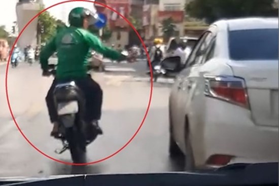 Tài xế xe máy truy đuổi, dùng gạch ném vào ôtô