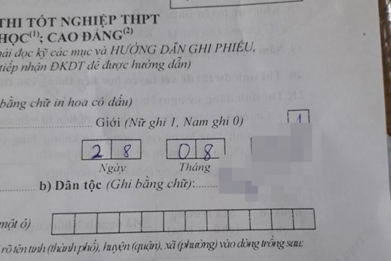 Bài thi này mới đến đoạn điền thông tin cá nhân mà mọi người đã cười quặn cả ruột, nhưng vẫn lo sốt vó cho số phận chủ nhân