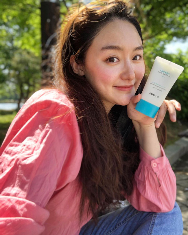 Cũng dùng serum vitamin C như ai nhưng da không khá khẩm hơn mà còn thêm phần xấu xí, dễ là bạn đã mắc 5 lỗi sau-2