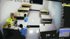 Con gái 5 tuổi liên tục hét lên khi đi tắm, mẹ vừa kiểm tra camera lớp học đã sợ nổi da gà và lập tức đưa con đến gặp bác sĩ-4