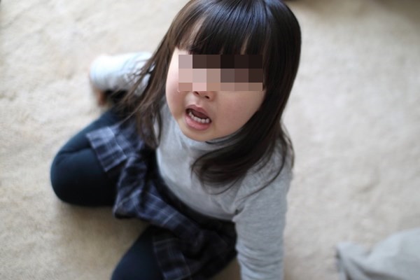 Con gái 5 tuổi liên tục hét lên khi đi tắm, mẹ vừa kiểm tra camera lớp học đã sợ nổi da gà và lập tức đưa con đến gặp bác sĩ-5