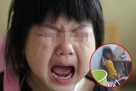 Con gái 5 tuổi liên tục hét lên khi đi tắm, mẹ vừa kiểm tra camera lớp học đã sợ 