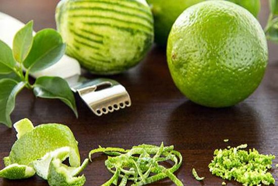 Cắt chanh xong đừng vội vứt vỏ đi bởi nó có nhiều tác dụng mà bạn không ngờ tới đấy