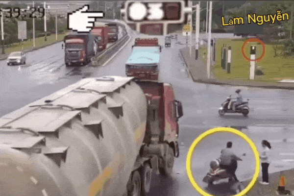 Xe bồn lật nghiêng khi vào cua, lao thẳng vào xe đi ngược chiều-1