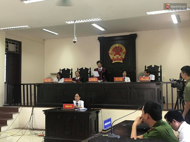 Hoãn phiên xử vụ cô gái yêu anh rể đầu độc chị họ ở Thái Bình, người thân nạn nhân ôm di ảnh khóc nghẹn-10