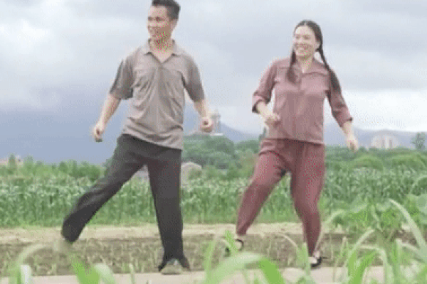 Sau tai nạn thảm khốc, cặp vợ chồng U50 đẩy lùi trầm cảm và lan tỏa sự tích cực qua điệu nhảy triệu view