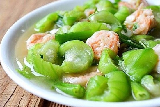 Cứ xào mướp là bị thâm đen, đầu bếp mách 1 mẹo đảm bảo mướp xanh mướt, ngon mềm
