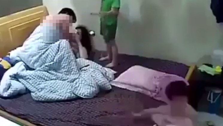 Clip phản cảm: Bật tivi cho 2 con xem, vợ chồng che chăn thản nhiên làm chuyện ấy ngay trước mặt con trẻ-2