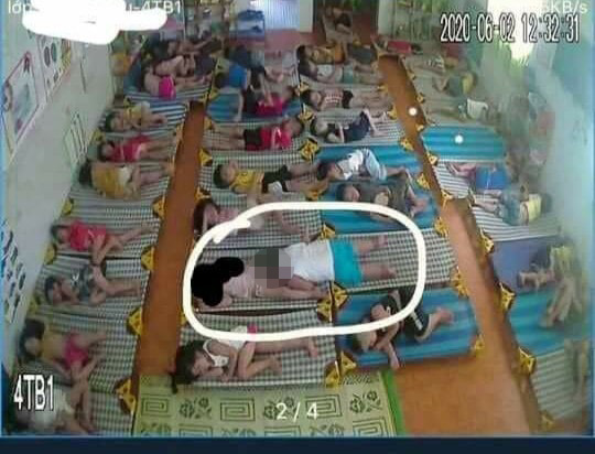 Clip phản cảm: Bật tivi cho 2 con xem, vợ chồng che chăn thản nhiên làm chuyện ấy ngay trước mặt con trẻ-4