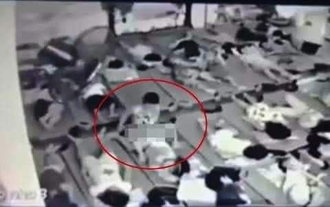 Clip phản cảm: Bật tivi cho 2 con xem, vợ chồng che chăn thản nhiên làm chuyện ấy ngay trước mặt con trẻ-5