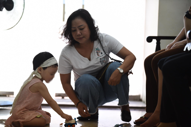 Ảnh: Nhói lòng 3 đứa con thơ đội tang trắng, bơ vơ nỗi đau mất mẹ giữa phiên tòa xử vụ đầu độc chị họ bằng trà sữa vì yêu anh rể-6