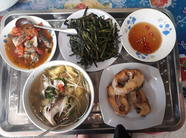 Chỉ vì sơ suất nhỏ khi nhà có khách mà chồng hất đổ cả mâm cơm, ai dè hành động tiếp theo của cô vợ lại làm anh ta vật nài xin lỗi-1