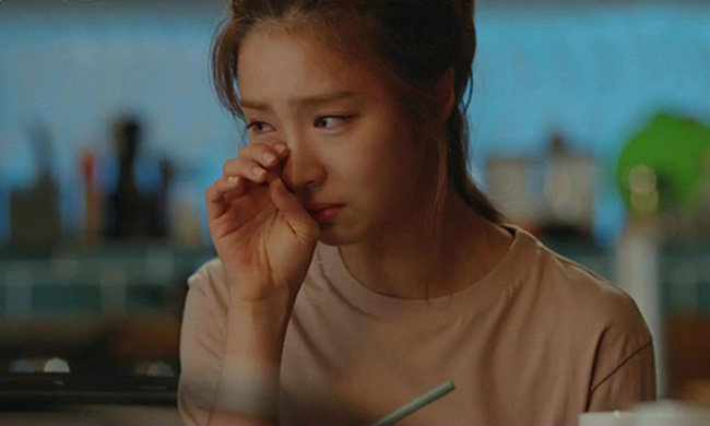 Chỉ vì sơ suất nhỏ khi nhà có khách mà chồng hất đổ cả mâm cơm, ai dè hành động tiếp theo của cô vợ lại làm anh ta vật nài xin lỗi-2