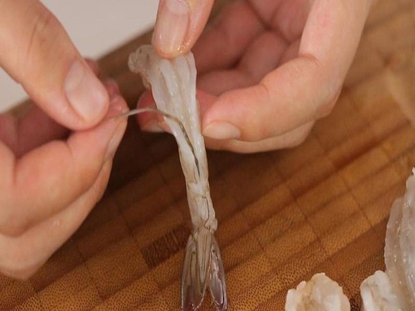 Bộ phận nào của tôm chứa nhiều canxi nhất và bộ phận nào không nên ăn?-4