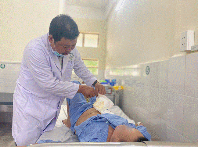 Bị từ chối tình yêu, người đàn ông 35 tuổi đâm mẹ 4 con thủng ruột-5