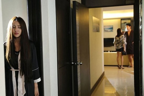 Thấy vợ cũ của chồng nằm trên giường của mình, tôi định kéo chị ta xuống thì chồng đưa cái gối bảo tôi ra phòng khách ngủ tạm đêm nay