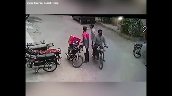 Vụ cướp kì quặc: thấy nạn nhân khóc liền trả lại tiền, sau đó ôm ấp bắt tay để an ủi-1