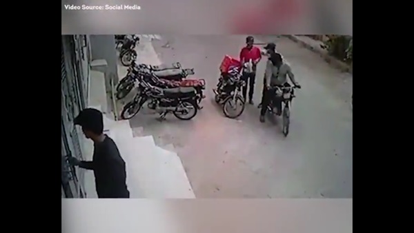 Vụ cướp kì quặc: thấy nạn nhân khóc liền trả lại tiền, sau đó ôm ấp bắt tay để an ủi-2