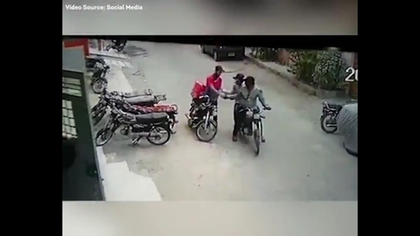 Vụ cướp kì quặc: thấy nạn nhân khóc liền trả lại tiền, sau đó ôm ấp bắt tay để an ủi-4