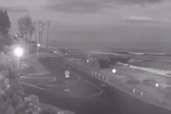 Clip: Người phụ nữ đánh rơi con nhỏ giữa đường, đứa trẻ lồm cồm bò dậy cố gắng đuổi theo-1