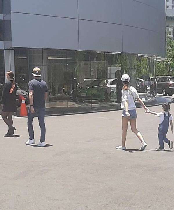 Con gái Lâm Tâm Như - Hoắc Kiến Hoa lộ diện hiếm hoi bên bố mẹ, gây bất ngờ với chiều cao ở tuổi lên 3-1