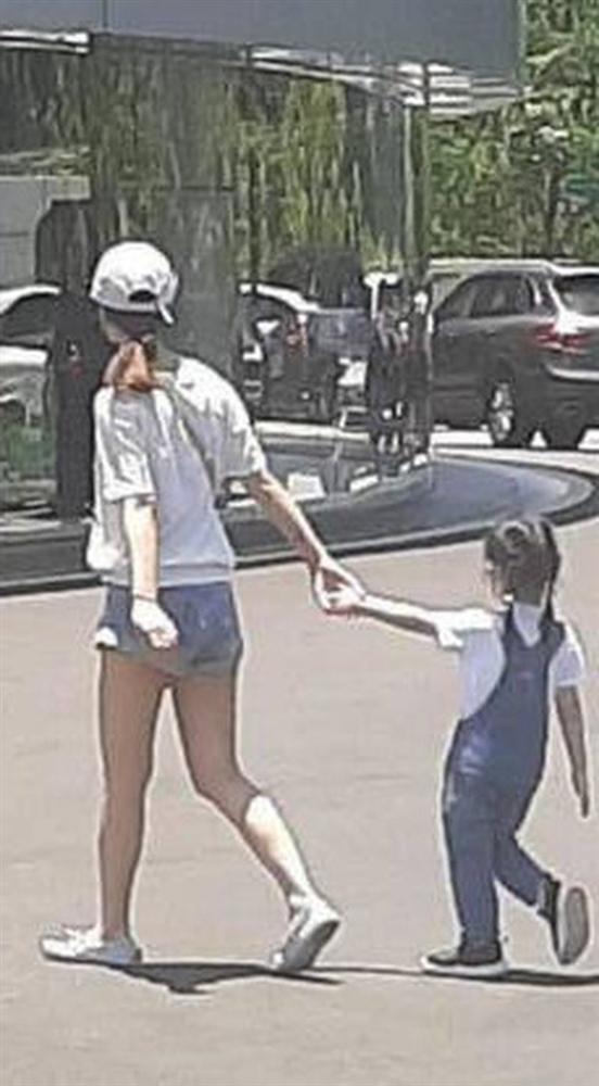 Con gái Lâm Tâm Như - Hoắc Kiến Hoa lộ diện hiếm hoi bên bố mẹ, gây bất ngờ với chiều cao ở tuổi lên 3-2