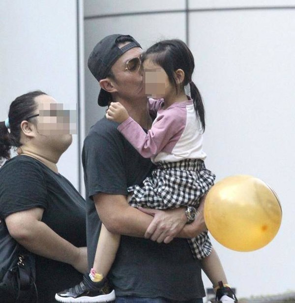 Con gái Lâm Tâm Như - Hoắc Kiến Hoa lộ diện hiếm hoi bên bố mẹ, gây bất ngờ với chiều cao ở tuổi lên 3-3