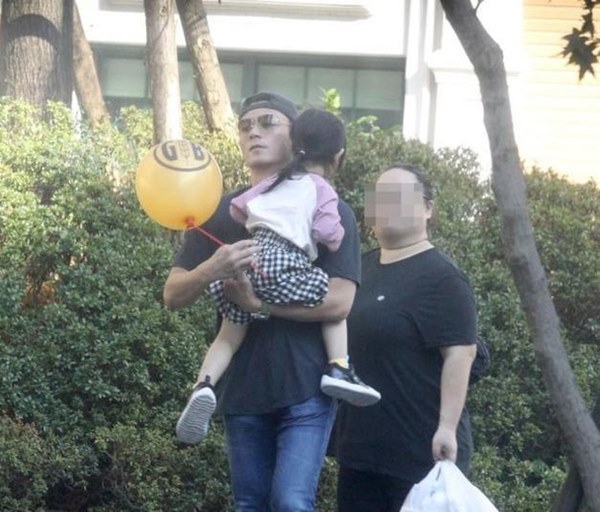 Con gái Lâm Tâm Như - Hoắc Kiến Hoa lộ diện hiếm hoi bên bố mẹ, gây bất ngờ với chiều cao ở tuổi lên 3-4