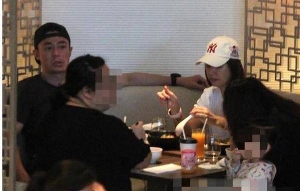 Con gái Lâm Tâm Như - Hoắc Kiến Hoa lộ diện hiếm hoi bên bố mẹ, gây bất ngờ với chiều cao ở tuổi lên 3-5