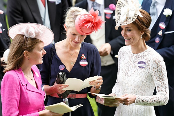 Trong khi em dâu Meghan vẫn giậm chân tại chỗ ở Mỹ, Công nương Kate đã chính thức xuất hiện công khai với vẻ đẹp gây bất ngờ-8