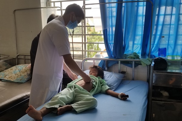 Lâm Đồng: Một học sinh tiểu học rơi từ tầng 2 trường học xuống đất chấn thương sọ não-1