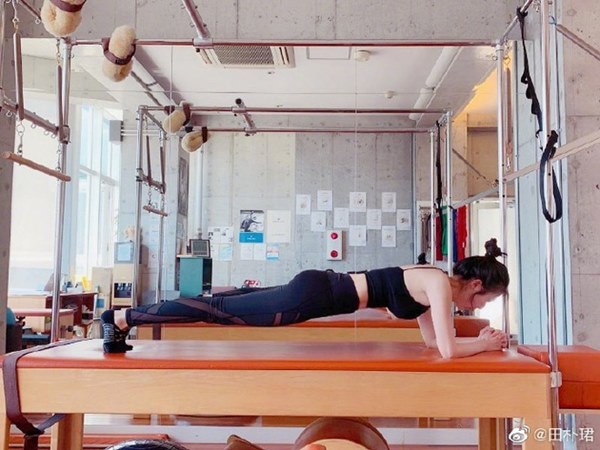 Mỹ nhân 39 tuổi gợi cảm, bị chỉ trích vì đeo bám tỷ phú U70 có cuộc sống ra sao?-2