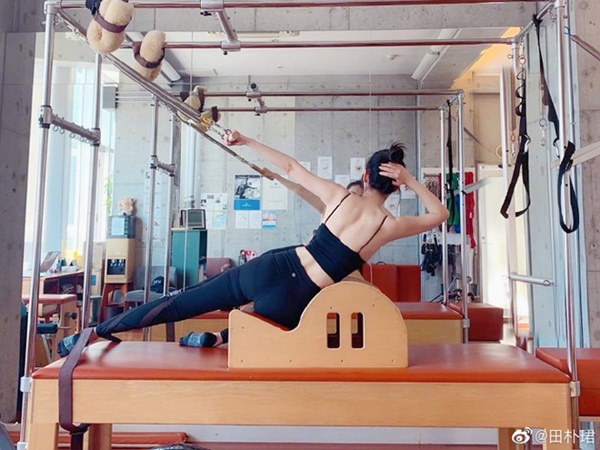 Mỹ nhân 39 tuổi gợi cảm, bị chỉ trích vì đeo bám tỷ phú U70 có cuộc sống ra sao?-3