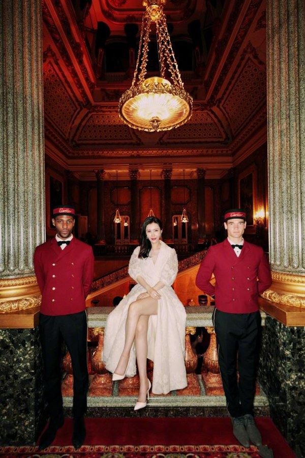 Mỹ nhân 39 tuổi gợi cảm, bị chỉ trích vì đeo bám tỷ phú U70 có cuộc sống ra sao?-11